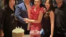 Bersama suami dan keluarganya, Tina Toon merayakan ulang tahun ke-30 bertema Barbie. Terlihat dari kue ulang tahun warna pink dengan gambar Barbie. [@tinatoon101]