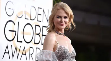 Aktris Nicole Kidman tersenyum saat menghadiri acara penghargaan Golden Globe Awards 2017 di Beverly Hilton, Beverly Hills, California, AS (8/1). Nicole Kidman tampil memukau dalam balutan gaun silver dari Alexander McQueen. (Jordan Strauss/Invision/AP)