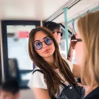 Tak perlu khawatir bila harus pergi ke pesta naik kereta. Berikut kiatnya agar tetap terlihat cantik saat tiba di pesta!