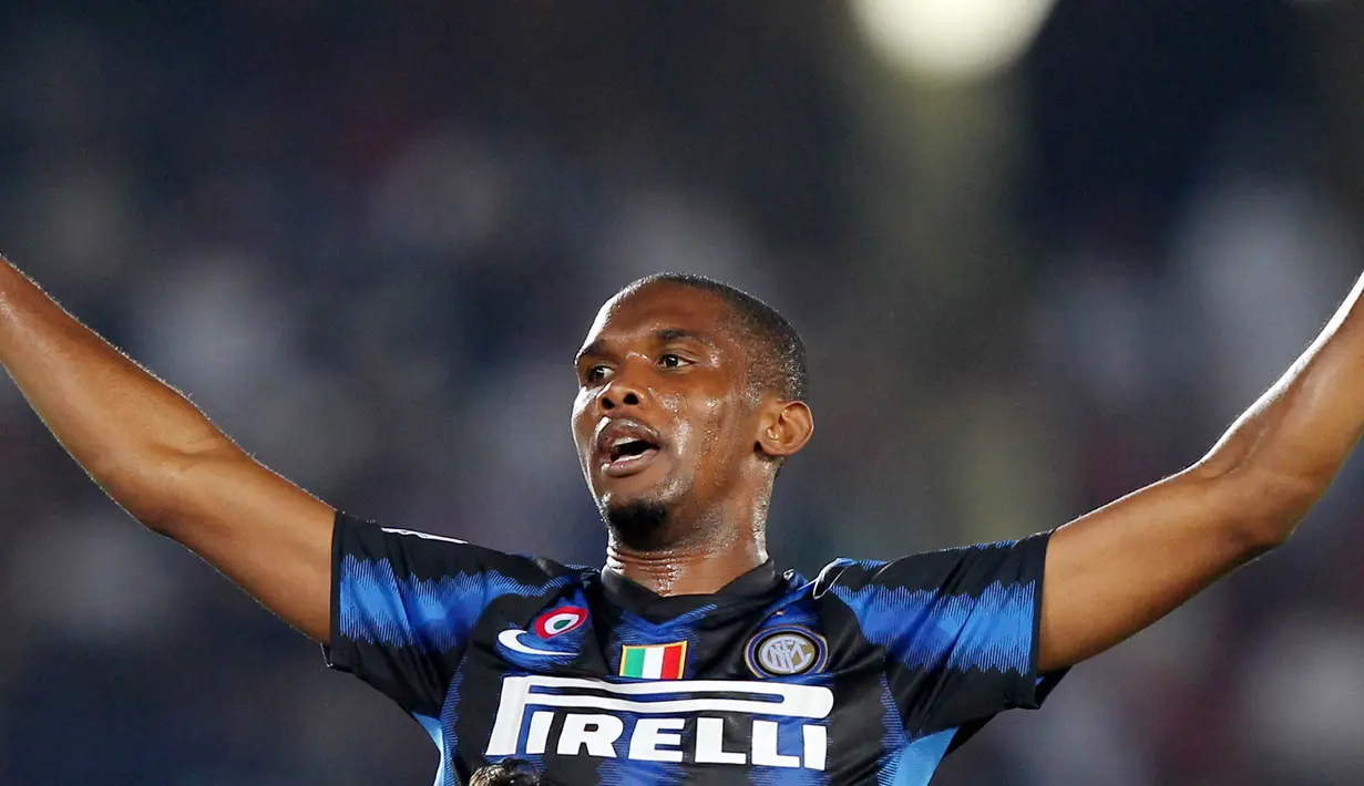6. Samuel Eto'o - Pria berusia 36 tahun ini pernah disingkirkan Guardiola dari Barcelona setelah bermain lima musim di sana. Lalu pemain asal Kamerun itu pindah ke Inter Milan dan langsung meraih treble winners bersama Mourinho. (AFP/Karim Sahib)