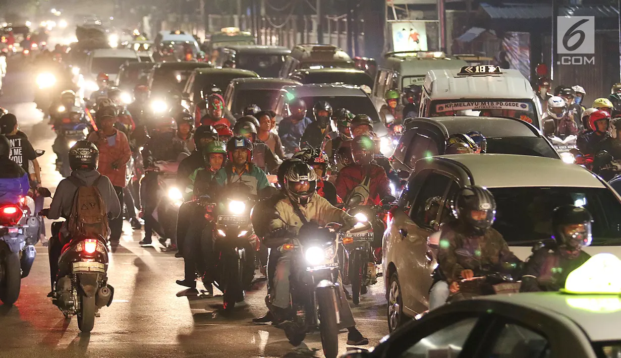 Sejumlah pemudik bersepeda motor memadati ruas Jalan Raya Kalimalang, Bekasi, Jawa Barat, Kamis (22/6). Situasi malam hari masih menjadi pilihan para pemudik yang menggunakan sepeda motor ke kampung halamannya. (Liputan6.com/Angga Yuniar)