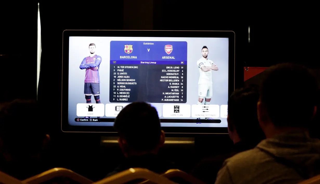 Sejumlah peserta mengikuti laga penyisihan seleksi Liga 1 PES Series Jakarta di Pluit, Jakarta, Sabtu, (19/1). Nantinya pemenang akan mewakili Indonesia di ajang Liga 1 PES Asia di Thailand. (Bola.com/M. Iqbal Ichsan)