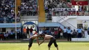 Penonton memadati tribun stadion saat pertandingan gulat digelar. (AFP Photo/Adem Altan)