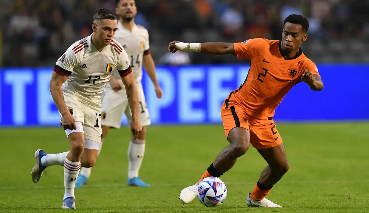 Penyerang timnas Belgia Leandro Trossard (kiri) berebut bola dengan bek Belanda Jurrien Timber pada matchday pertama Grup D Liga A UEFA Nations League 2022/2023 di Stadion Raja Baudouin, Sabtu (4/6/2022) dini hari WIB. Belanda sukses menghajar Belgia dengan skor telak 4-1. (JOHN THYS / AFP)