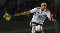 Bek Jerman, Niklas Sule, mengamankan bola saat melawan Denmark pada laga persahabatan di Copenhagen, Selasa (6/6/2017). (AFP/Patrik Stollarz)