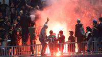 Suporter PSS Sleman membakar flare saat melawan Dewa United pada laga pekan ke-15 BRI Liga 1 di Stadion Indomilk Arena, Tangerang, Jumat (6/10/2023). PSS Sleman kalah dengan skor 1-3. (Bola.com/M. Iqbal Ichsan)
