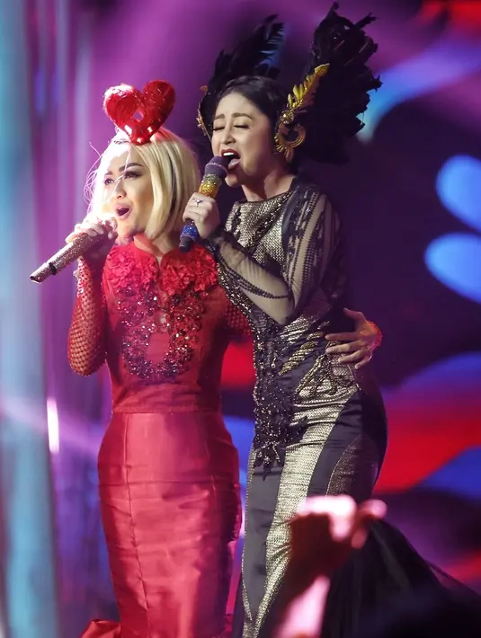 Suasana haru saat penyanyi Julia Perez menyanyi membawakan lagu Bunda milik Melly Goeslaw. Air mata Jupe menetes saat menyanyi di atas panggung Infotainment Awards 2017 Selasa (24/1) malam. (Adrian Putra/Bintang.com)