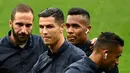 Penampilan pemain Juventus Cristiano Ronaldo (dua kiri) serta Gonzalo Higuain (kiri), Alex Sandro (dua kanan) dan Danilo saat mengunjungi Stadion Wanda Metropolitano, Madrid, Spanyol, Selasa (17/9/2019). Juventus akan menghadapi Atletico Madrid pada laga Grup D Liga Champions. (OSCAR DEL POZO/AFP)