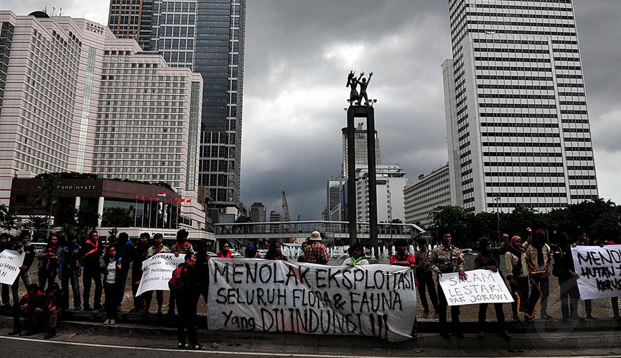 Mahasiswa dari berbagai organisasi Mahasiswa Pecinta Alam (Mapala) melakukan aksi di Bundaran HI Jakarta, Jumat (12/12/2014). (Liputan6.com/Johan Tallo)