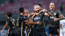 Pemain Bhayangkara FC, Henry Matias Mier Codina (tengah) melakukan selebrasi bersama rekannya setelah mencetak gol penyeimbang 1-1 pada laga lanjutan BRI Liga 1 2023/2024 antara Bhayangkara FC melawan Persib Bandung di Stadion Patriot Candrabhaga, Bekasi, Sabtu (23/09/2023). (Bola.com/Bagaskara Lazuardi)