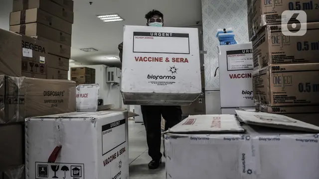 FOTO: Dinkes DKI Jakarta Mulai Distribusikan Vaksin COVID-19 ke Puskesmas