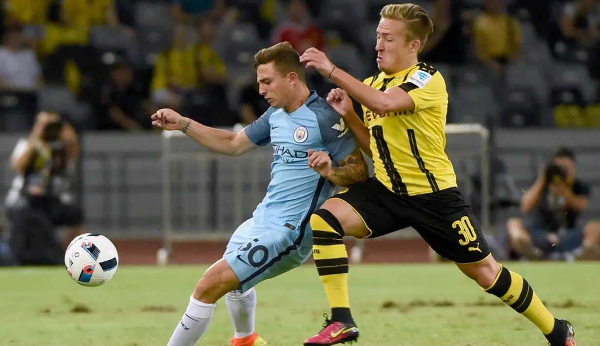 Pemain Manchester City, Pablo Maffeo, berebut bola dengan pemain Borussia Dortmund, Felix Passlack, pada laga International Champions Cup 2016 di Shenzhen, China, Kamis (28/7/2016) . (AFP/Wang Zhao)
