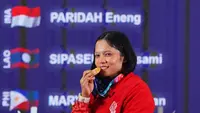 Eneng Paridah pamer medali emas di cabang olahraga Powerlifting ASEAN Para Games 2022. (Dok. INASPOC)