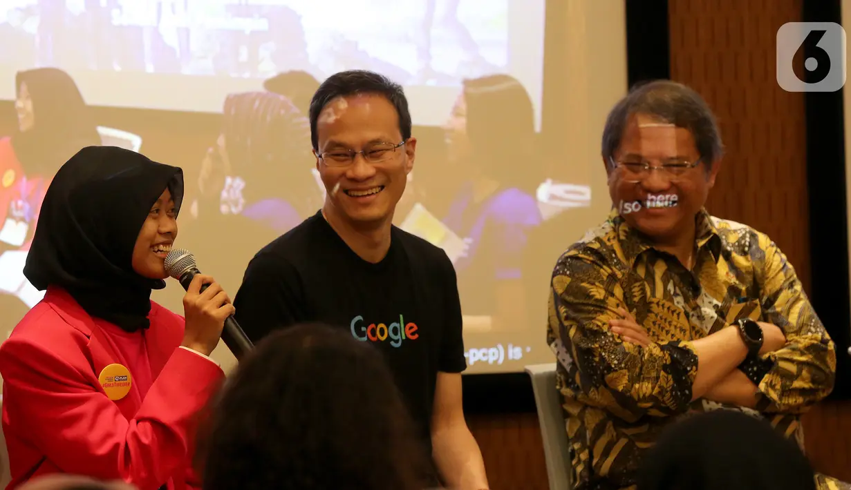 Menkominfo Rudiantara (kanan) mendengarkan paparan pada acara Girls Takeover 'Sehari Jadi Menteri' yang digelar Yayasan Plan International Indonesia di kantor Google Indonesia, Jakarta, Kamis (10/10/2019). Rudiantara mengaku mengapresiasi program tersebut. (Liputan6.com/HO/Ijal)