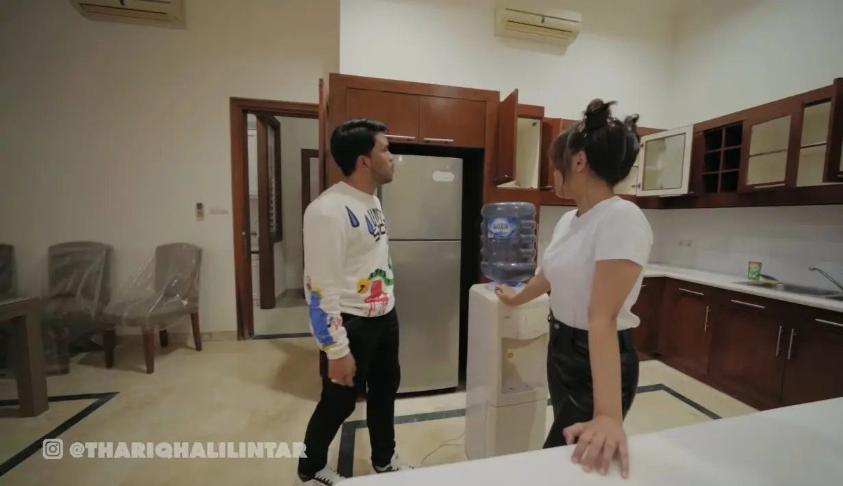 Di belakang terdapat dapur utama yang bakal jadi spot favorit Thariq. Ia mengaku belakangan sedang getol belajar memasak. (YouTube Thariq Halilintar)
