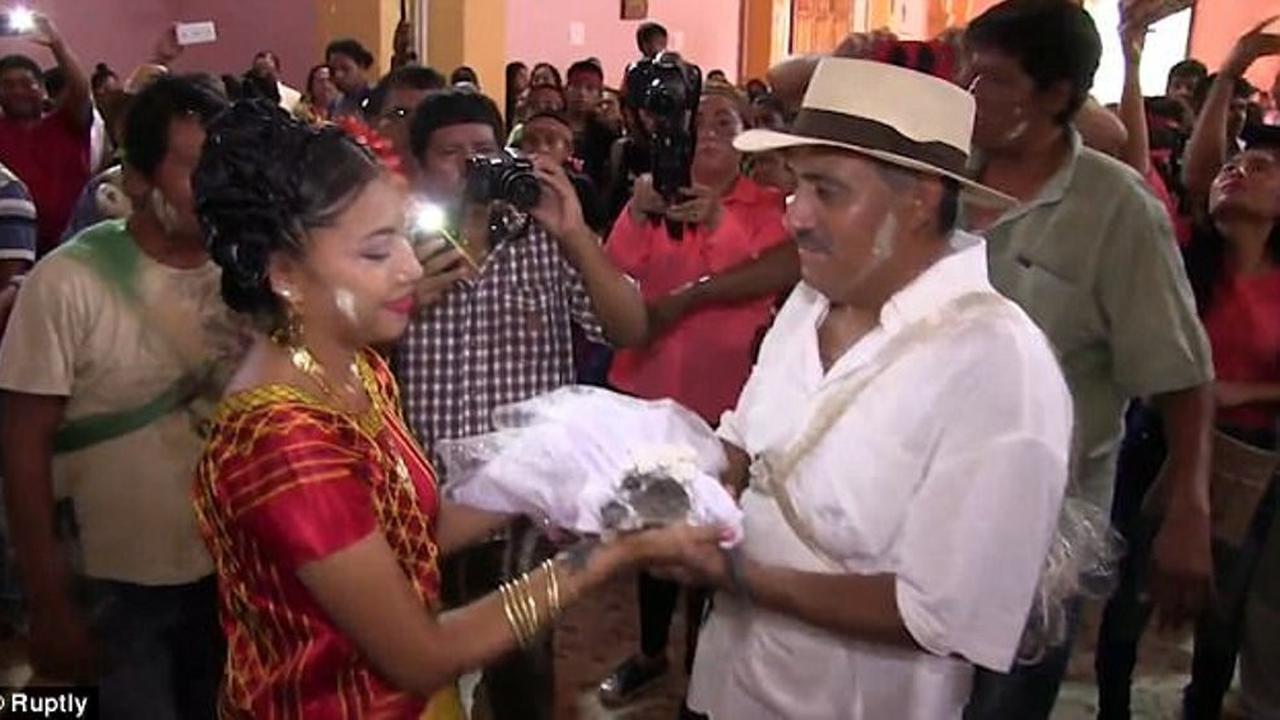 Video Wali Kota di Meksiko Menikah dengan Buaya demi Rakyatnya