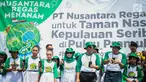 Dirut PT Nusantara Regas Moch. Taufik Afianto, Bupati Kepulauan Seribu Husein Murad, Kepala Balai TN Kepulauan Seribu, Evi Herlina dan anak-anak SD saat menanam mangrove di Area Labirin Pulau Pramuka, Jakarta, Rabu (28/11). (Liputan6.com/Faizal Fanani)
