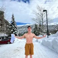 Di lingkungan bersalju pun, Verrel Bramasta tampak bertelanjang dada dengan peurt sixpack. Ia seolah tak merasa kedinginan. (FOTO: instagram.com/bramastavrl/)