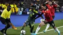 Pemain Senegal Bouna Sarr (kiri) berebut bola dengan pemain Mesir pada pertandingan kualifikasi Piala Dunia 2022 di Stadion Internasional Kairo, Kairo, Mesir, 25 Maret 2022. Mesir menang 1-0. (AP Photo/Amr Nabil)