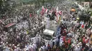 Suasana saat massa Aksi Bela Islam 64 berunjuk rasa di Bareskrim, Jakarta, Jumat (6/4). Pengunjuk rasa menuntut Sukmawati Soekarnoputri diadili terkait puisinya. (Merdeka.com/Imam Buhori)