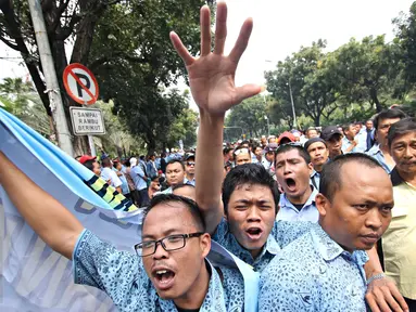 Persatuan Pengemudi Angkutan Darat longmarch dari Balai Kota menuju Istana Merdeka, Jakarta, Senin (14/3). Ribuan sopir taksi, bajaj dan angkutan umum itu menuntut Presiden agar menertibkan transportasi berbasis online. (Liputan6.com/Immanuel Antonius)