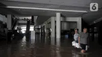 Suasana dan Kondisi lantai dasar Mall Cipinang Indah yang terendam air saat banjir melanda, Jakarta Timur, Rabu (1/1/2020). Selain merendam permukiman warga, banjir kali ini juga melumpuhkan Mal Cipinang Indah yang terpaksa ditutup akibat terendam air. (merdeka.com/Iqbal S Nugroho)