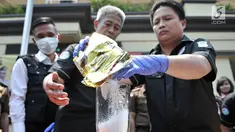 Petugas Satuan Reserse Narkoba memasukkan barang bukti sabu ke dalam blender sebelum dimusnahkan di Halaman Polres Jakarta Utara, Rabu (28/3). Petugas memusnahkan 39,341 kilogram ganja dan sabu seberat 382,97 gram. (Merdeka.com/Iqbal S. Nugroho)