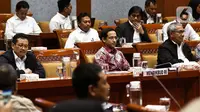 Menteri Pendidikan dan Kebudayaan Nadiem Makarim (tengah) saat rapat dengan Komisi X DPR di Kompleks Parlemen, Senayan, Jakarta, Kamis (12/12/2019). Rapat membahas penghapusan Ujian Nasional (UN) pada 2021 dan sistem zonasi. (Liputan6.com/Johan Tallo)