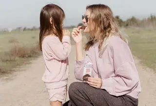 Tahukah kamu selain dengan warisan genetik orangtua, kecerdasan anak juga dipengaruhi oleh pola asuhnya? (Foto: Unsplash.com/Perfect Snacks)