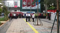 Presiden Jokowi meninjau trotoar Jalan Sudirman, Jakarta Pusat didampingi Gubernur DKI Jakarta Anies Baswedan dan Menteri PUPR Basuki Hadimuljono, Kamis (2/8/2018). (Liputan6.com/Hanz Jimenez salim)