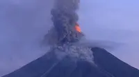 Foto yang diambil dengan drone ini menunjukkan gumpalan abu vulkanik yang disemburkan oleh gunung berapi Mayon yang masih terus erupsi, terlihat dari kota Legazpi di provinsi Albay, selatan Manila, 24 Januari 2018. (AFP)