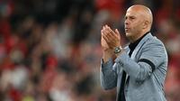 Manager Liverpool, Arne Slot, memimpin anak asuhnya pada pekan 1 Liga Inggris 2025/2026 melawan Bournemouth di Anfield, Sabtu (16/8/2025). (Paul ELLIS / AFP)