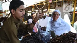 Penduduk Pakistan membeli kurma memasuki bulan suci Ramadan di pasar mingguan di Islamabad pada 5 Mei 2019. Buah khas Timur Tengah, kurma, selama Bulan Ramadan ramai diburu untuk dihidangkan saat berbuka puasa. (Photo by AAMIR QURESHI / AFP)