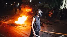 Aktivis HMI berunjuk rasa menolak kenaikan BBM di kawasan Cikini, Jakarta, Senin (17/11/2014). (Liputan6.com/Faizal Fanani)