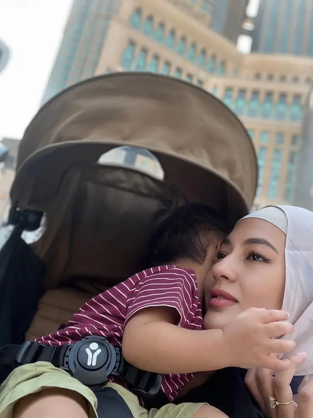 Paula Verhoeven saat jalani umrah (Instagram/paula_verhoeven)