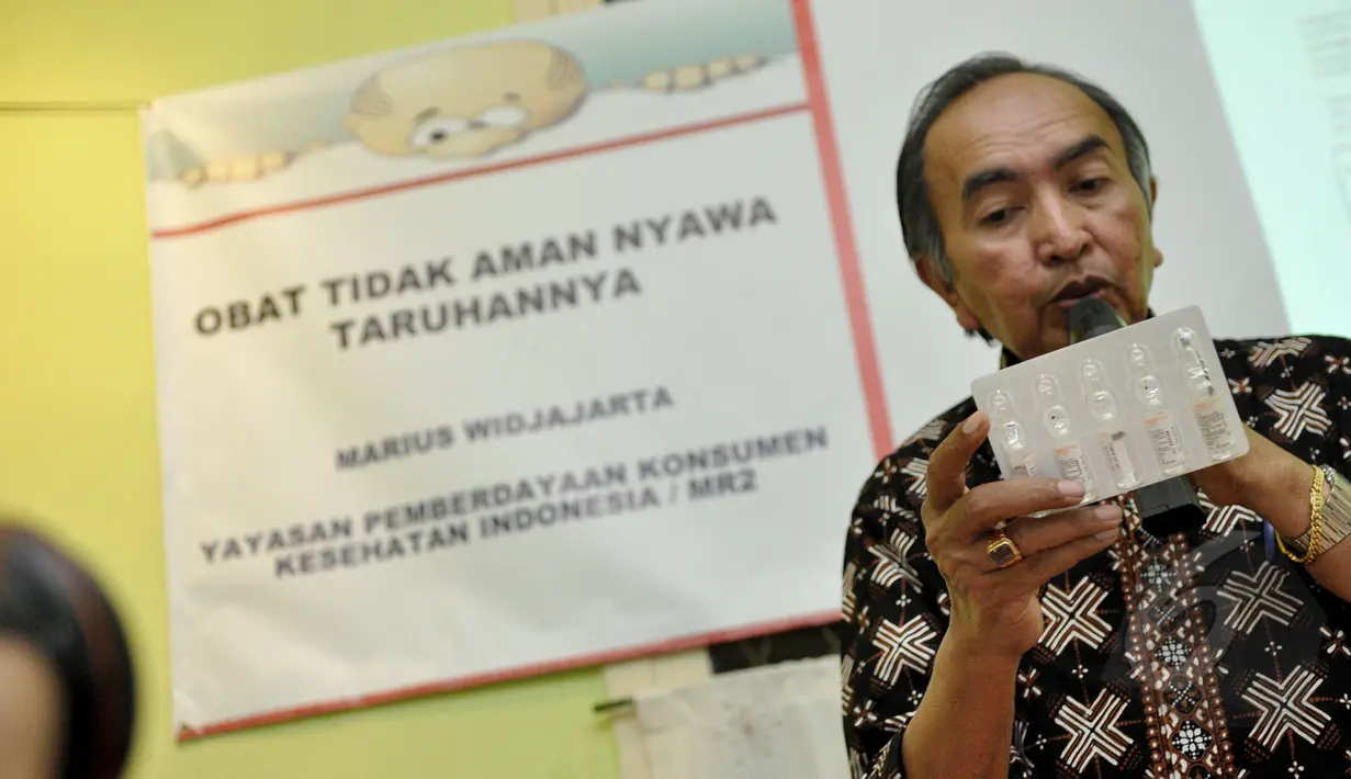 Direktur Yayasan Pemberdayaan Konsumen Kesehatan Indonesia Marius Widjajarta saat menjadi pembicara diskusi tentang " Obat tidak aman nyawa taruhannya " di Warung Daun, Jakarta, Jumat (13/3/2015). (Liputan6.com/Faizal Fanani)