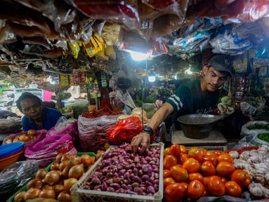 Aktivitas perdagangan di Pasar Pondok Labu Jakarta, Senin (18/12/2023). (merdeka.com/Arie Basuki)