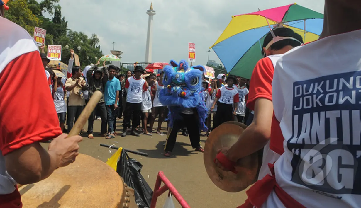 Aksi barongsai saat unjuk rasa mendukung Jokowi untuk melantik Budi Gunawan menjadi Kapolri, Jakarta, Senin (16/2/2015). (Liputan6.com/Herman Zakharia)