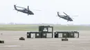 Helikopter Black Hawk UH-60 berpartisipasi dalam latihan militer tahunan Han Kuang di sebuah pangkalan udara di Taichung, Kamis (7/6). Latihan militer tahunan terbesar ini digelar di tengah kian agresifnya China terhadap Taiwan. (AP/Chiang Ying-ying)