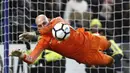 Aksi kiper Chelsea, Willy Caballero melakukan penyelamatan dari sepakan pemain Norwich City pada laga babak ketiga Piala FA di Stamford Bridge, London, (17/1/2018). Chelsea menang lewat adu penalti 5-3. (AFP/Adrian Dennis)