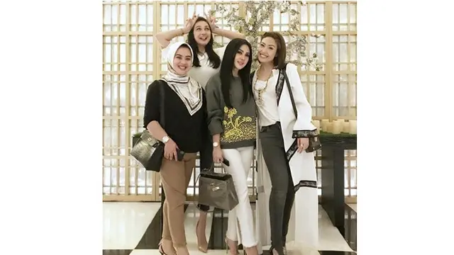 Syahrini Undang Luna Maya di Resepsi Pernikahan, Ini Potret Kedekatan Mereka