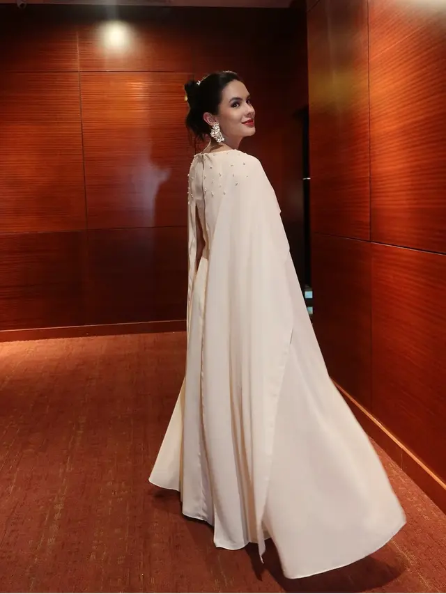 Steffi Zamora saat hadir di Premier Pengin Hijrah pakai long dress. [@steffizamoraaa]