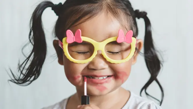 Cara Menyelamatkan Alat Makeup Korban Mainan Anak di Rumah