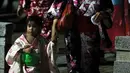 Seorang wanita bersama anaknya mengenakan pakaian tradisional Jepang, Yukata, saat mengikuti Festival Bon Odori di Shah Alam, Malaysia, 22 Juli 2017. Tiap tahunnya, festival Bon Odori mengumpulkan rata-rata 36.000 peserta. (AP Photo/Daniel Chan)