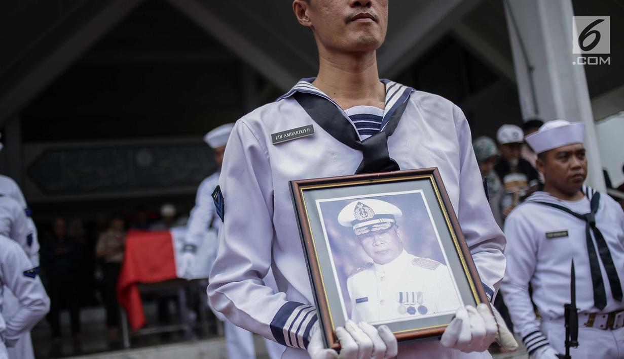 Foto Jenazah Amoroso Katamsi Pemeran Soeharto Dilepas Dengan Upacara Showbiz Liputan6 Com