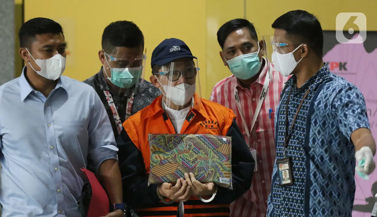 Wali Kota Dumai periode 2016-2021, Zulkifli Adnan Singkah (rompi oranye) bersiap mengikuti rilis penahanan di Gedung KPK, Jakarta, Selasa (17/11/2020). Zulkifli AS ditahan KPK terkait dugaan suap pengurusan Dana Alokasi Khusus Kota Dumai dalam APBN-P 2017-2018. (Liputan6.com/Helmi Fithriansyah)