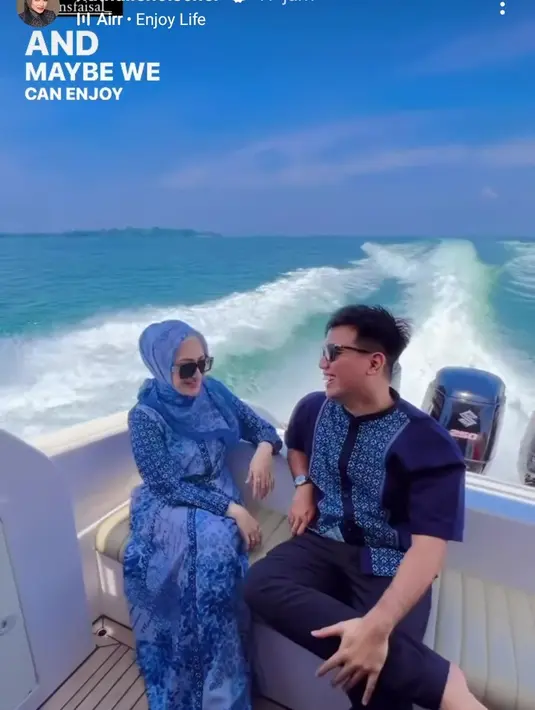 Sementara kakak Fuji, Frans mengenakan baju koko dengan motif serupa dipadu celana panjang.