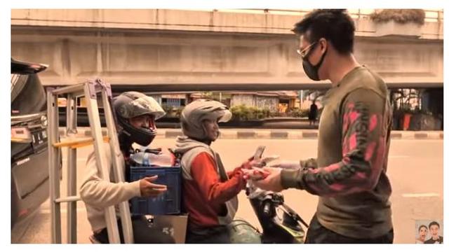 7 Momen Baim Wong Bagi-Bagi Masker, Tuai Pujian