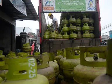 Pekerja mengangkat tabung gas LPG 3 kg yang kosong sebelum pengisian ulang di agen LPG, Pamulang, Tangerang Selatan, Kamis (5/11/2020). Dalam waktu dua bulan di masa pandemi covid 19 ini, permintaan LPG subsidi 3 Kg ditingkat pengecer meningkat 5 persen. (merdeka.com/Dwi Narwoko)