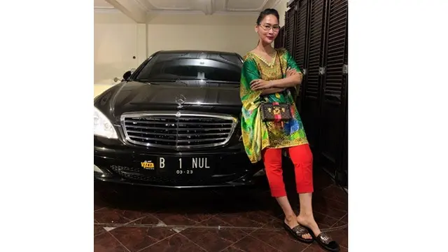 Gemar Koleksi Mobil Mewah, Ini 7 Potret Inul Bareng Kendaraannya